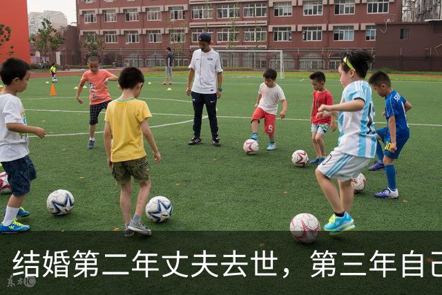 结婚第二年丈夫去世，第三年自己遭遇车祸，经历两次开颅，瞳孔一度都散掉了一只……知名歌手再度露面！